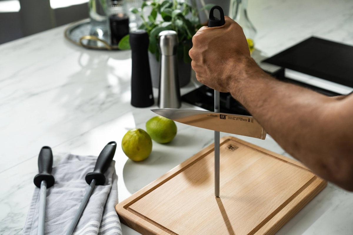 Wetzstahl 230 mm Kunststoff-Griff in Schwarz präsentiert im Onlineshop von KAQTU Design AG. Küchenmesser ist von Zwilling Kitchen