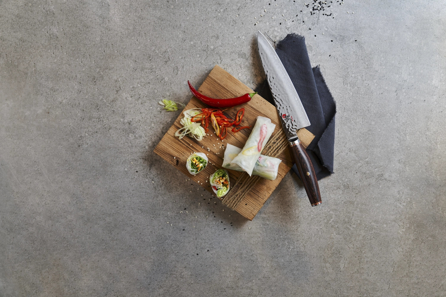 Erleben Sie das MIYABI 6000MCT Gyutoh (200mm) – ein Meisterwerk aus MicroCarbide Stahl, ideal für präzises Schneiden und stilvolles Kochen.