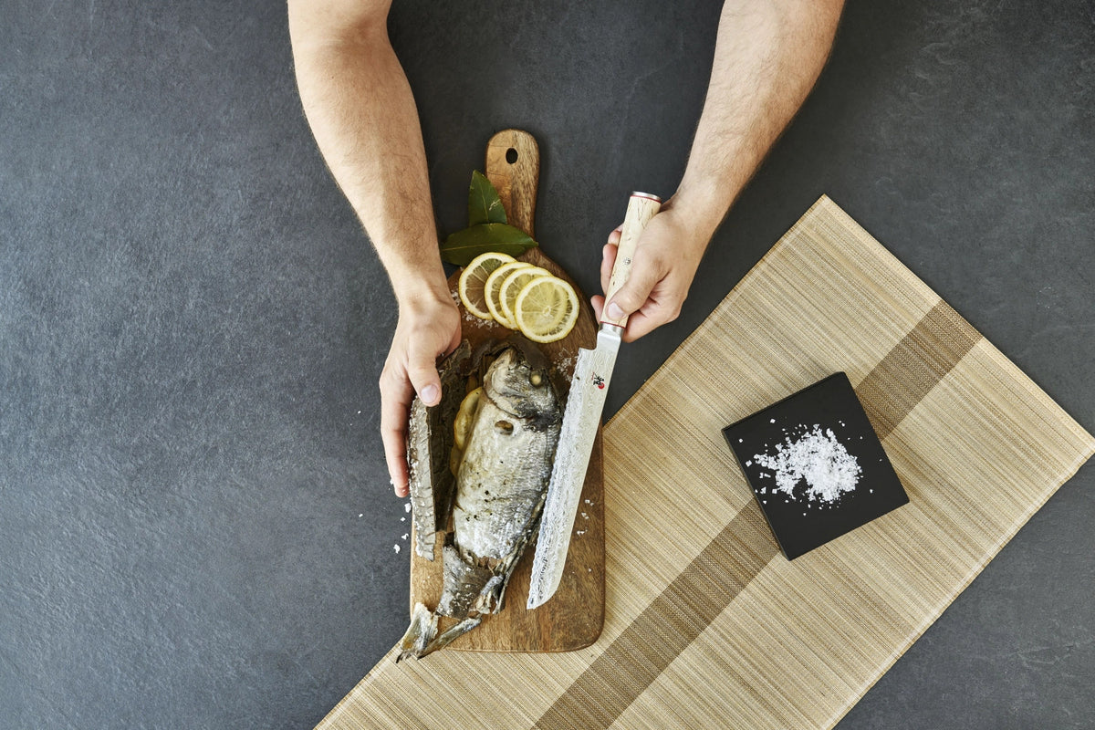 MIYABI 5000MCD Brotmesser, 230mm in Braun präsentiert im Onlineshop von KAQTU Design AG. Damastmesser ist von Miyabi