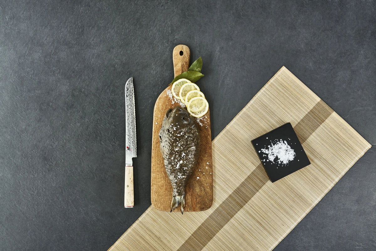 MIYABI 5000MCD Brotmesser, 230mm in Braun präsentiert im Onlineshop von KAQTU Design AG. Damastmesser ist von Miyabi