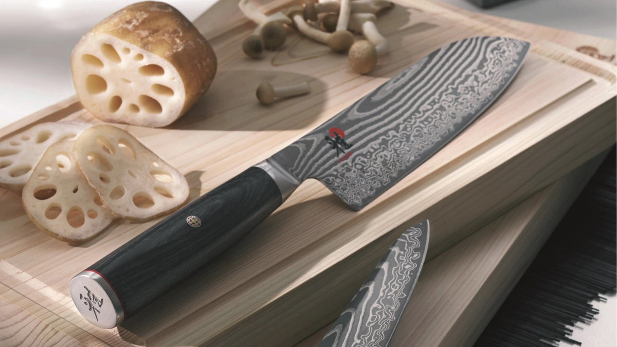MIYABI 5000FCD Santoku, 180 mm in Schwarz präsentiert im Onlineshop von KAQTU Design AG. Damastmesser ist von Miyabi