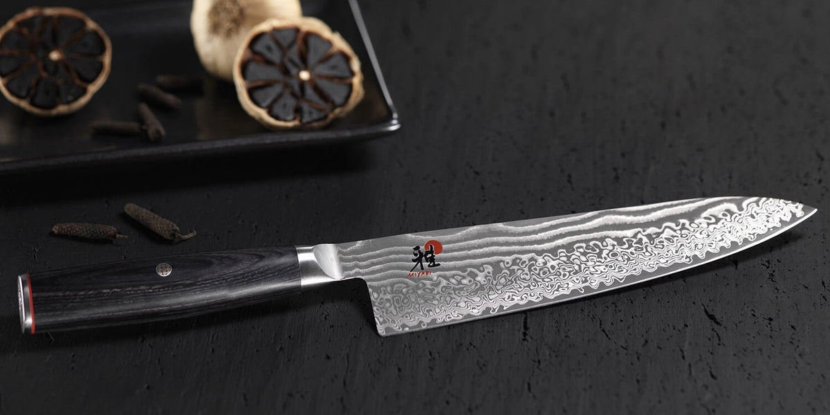 MIYABI 5000FCD Santoku, 180 mm in Schwarz präsentiert im Onlineshop von KAQTU Design AG. Damastmesser ist von Miyabi