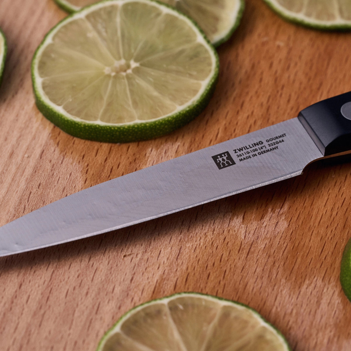 ZWILLING Gourmet Schälmesser, 100 mm in Schwarz präsentiert im Onlineshop von KAQTU Design AG. Küchenmesser ist von Zwilling Kitchen