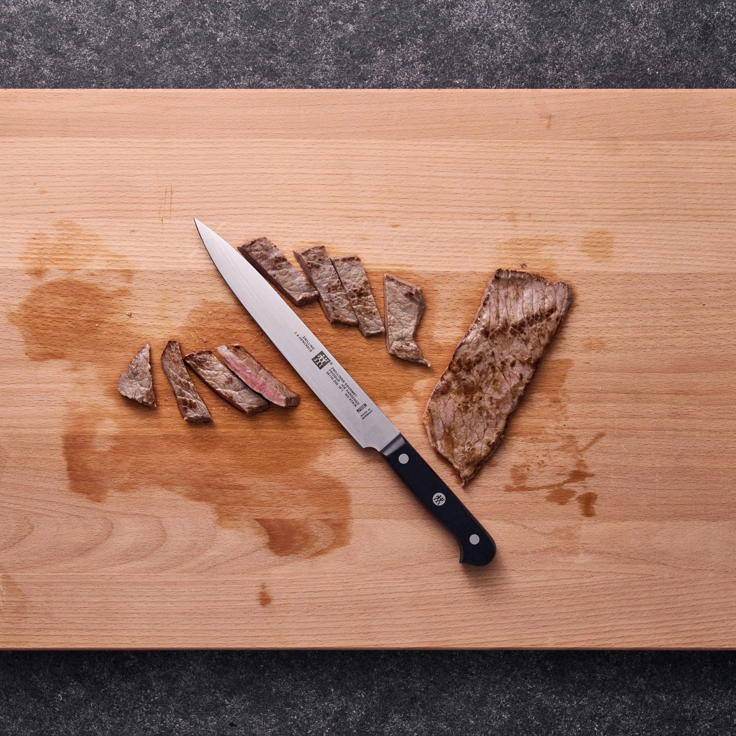 Erleben Sie das ZWILLING Gourmet Fleischmesser (200 mm) – für müheloses Schneiden von Fleisch. Hochwertige Klinge für exakte Ergebnisse!