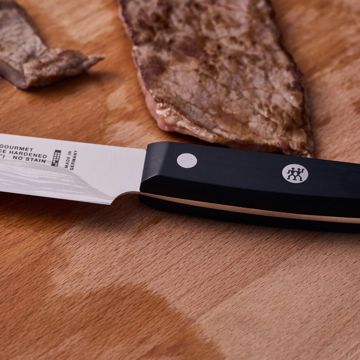ZWILLING Gourmet Fleischmesser, 200 mm in Schwarz präsentiert im Onlineshop von KAQTU Design AG. Küchenmesser ist von Zwilling Kitchen