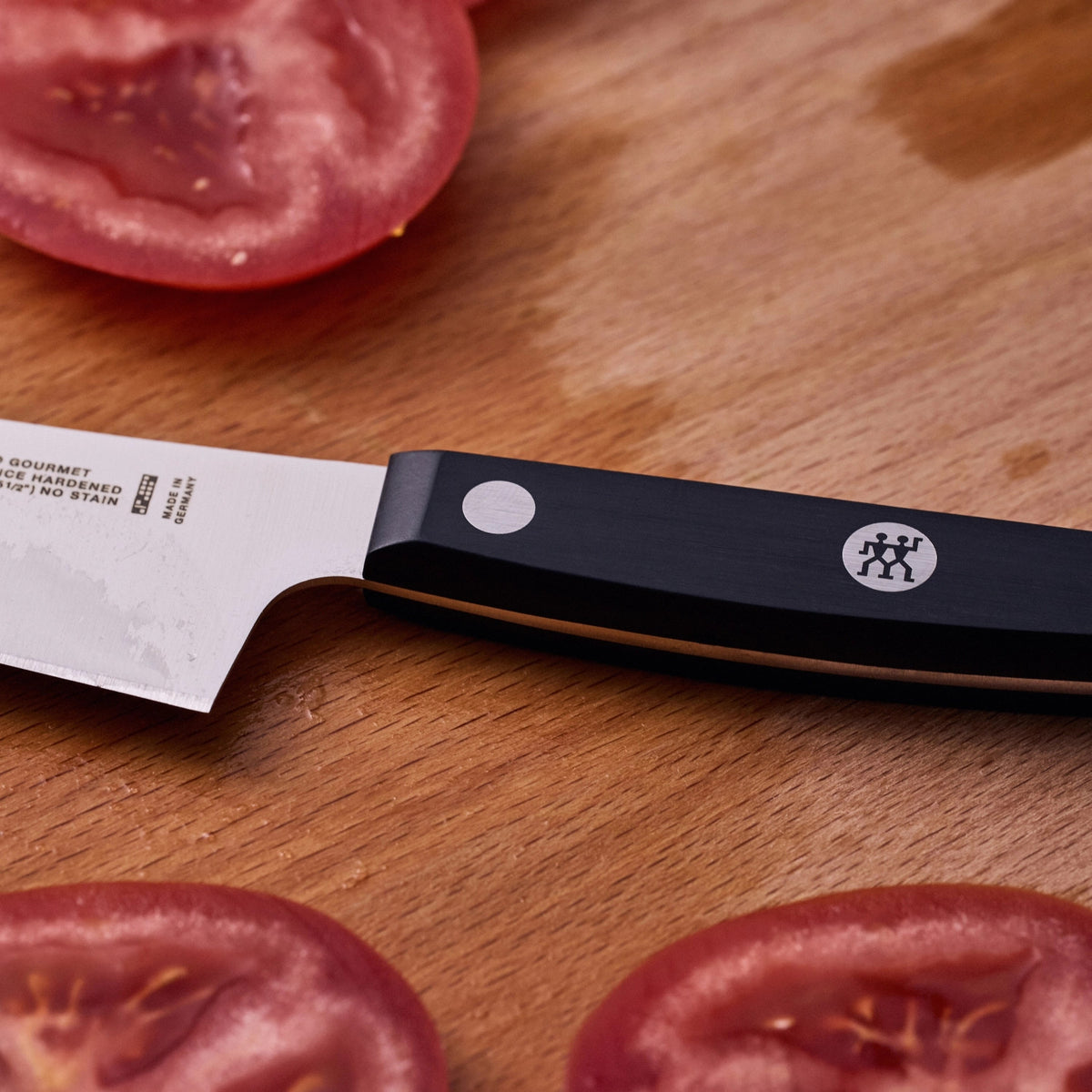 ZWILLING Gourmet Kochmesser Compact 140mm in Schwarz präsentiert im Onlineshop von KAQTU Design AG. Küchenmesser ist von Zwilling Kitchen