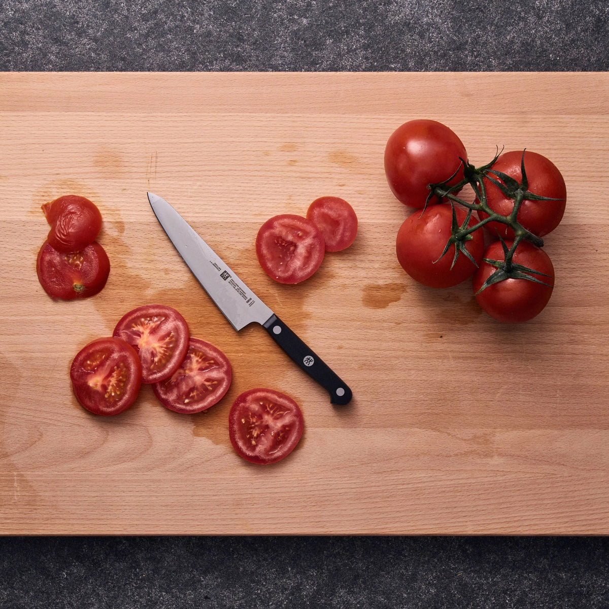 ZWILLING Gourmet Kochmesser Compact 140mm in Schwarz präsentiert im Onlineshop von KAQTU Design AG. Küchenmesser ist von Zwilling Kitchen