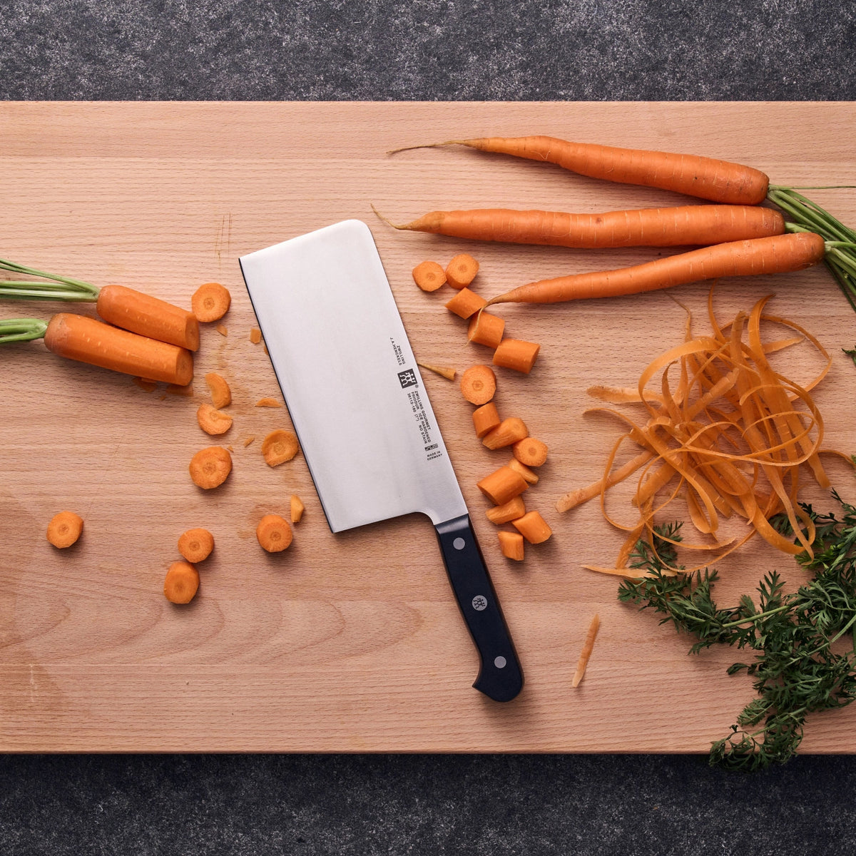 ZWILLING Gourmet Chin. Kochmesser, 180 mm in Schwarz präsentiert im Onlineshop von KAQTU Design AG. Küchenmesser ist von Zwilling Kitchen