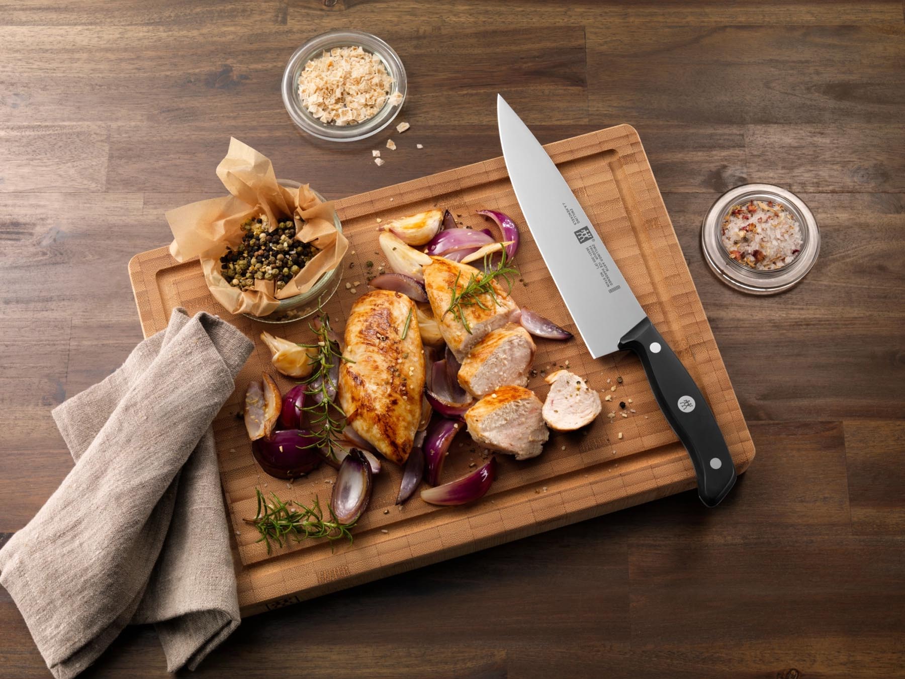 Elegantes 3-teiliges Gourmet Messerset von Zwilling, ideal für präzises Schneiden und vielseitige Küchenanwendungen.