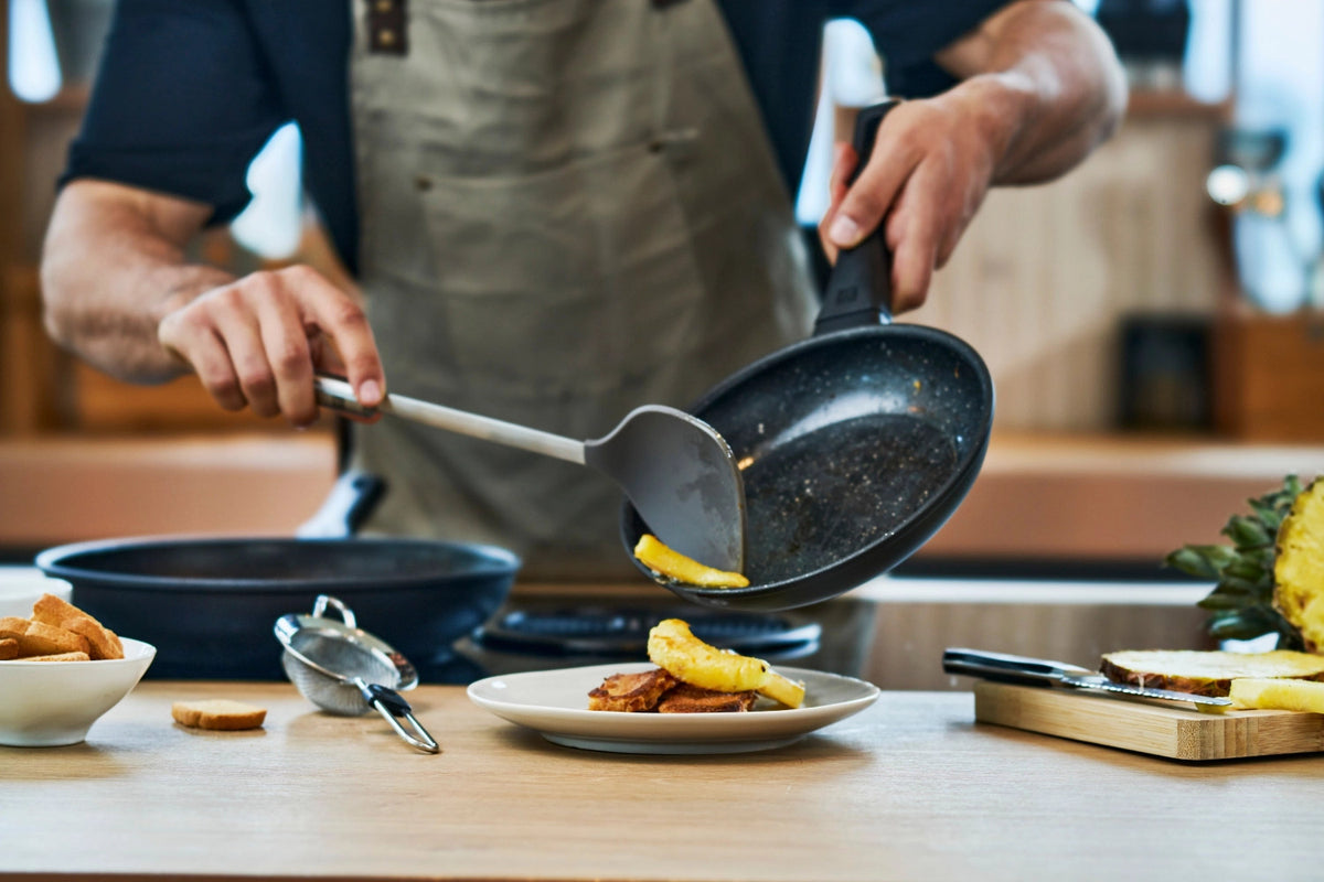 Zwilling Pro Wokwender, Silikon, 37.1cm in Silber präsentiert im Onlineshop von KAQTU Design AG. Pfannenwender ist von Zwilling Kitchen