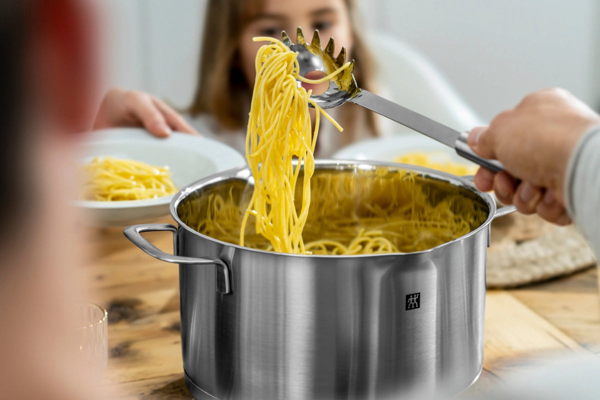 Zwilling Pro Pastalöffel, 33.2cm in Silber präsentiert im Onlineshop von KAQTU Design AG. Kochbesteck ist von Zwilling Kitchen