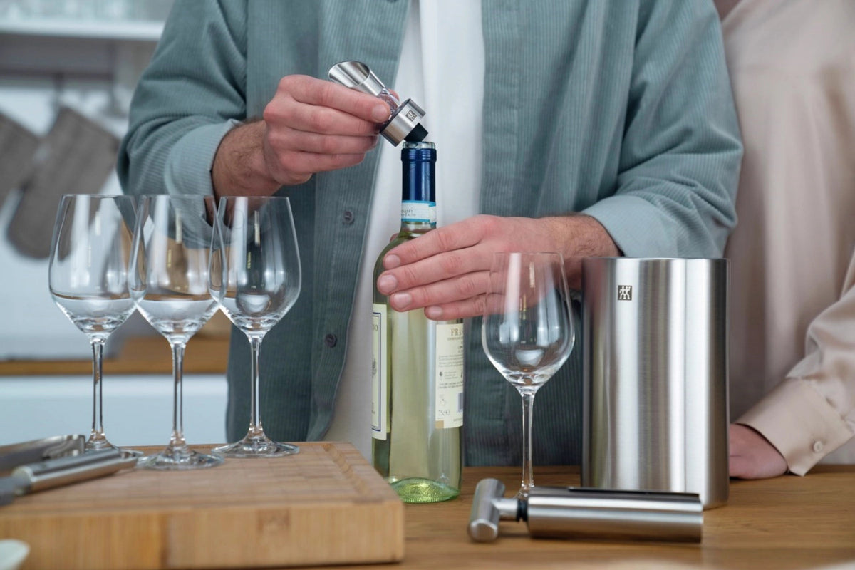 Weinkühler 1.8 lt. in Silber präsentiert im Onlineshop von KAQTU Design AG. Weinzubehör ist von Zwilling Kitchen