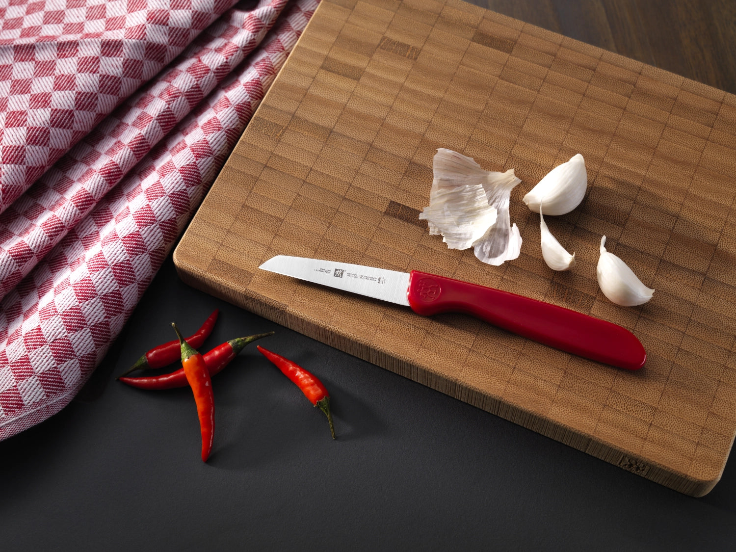 Entdecken Sie das Twin Grip Gemüsemesser von Zwilling in stilvollem Rot. Mit einer 70 mm Klinge und ergonomischem Griff wird das Schneiden von Gemüse zum Vergnügen.