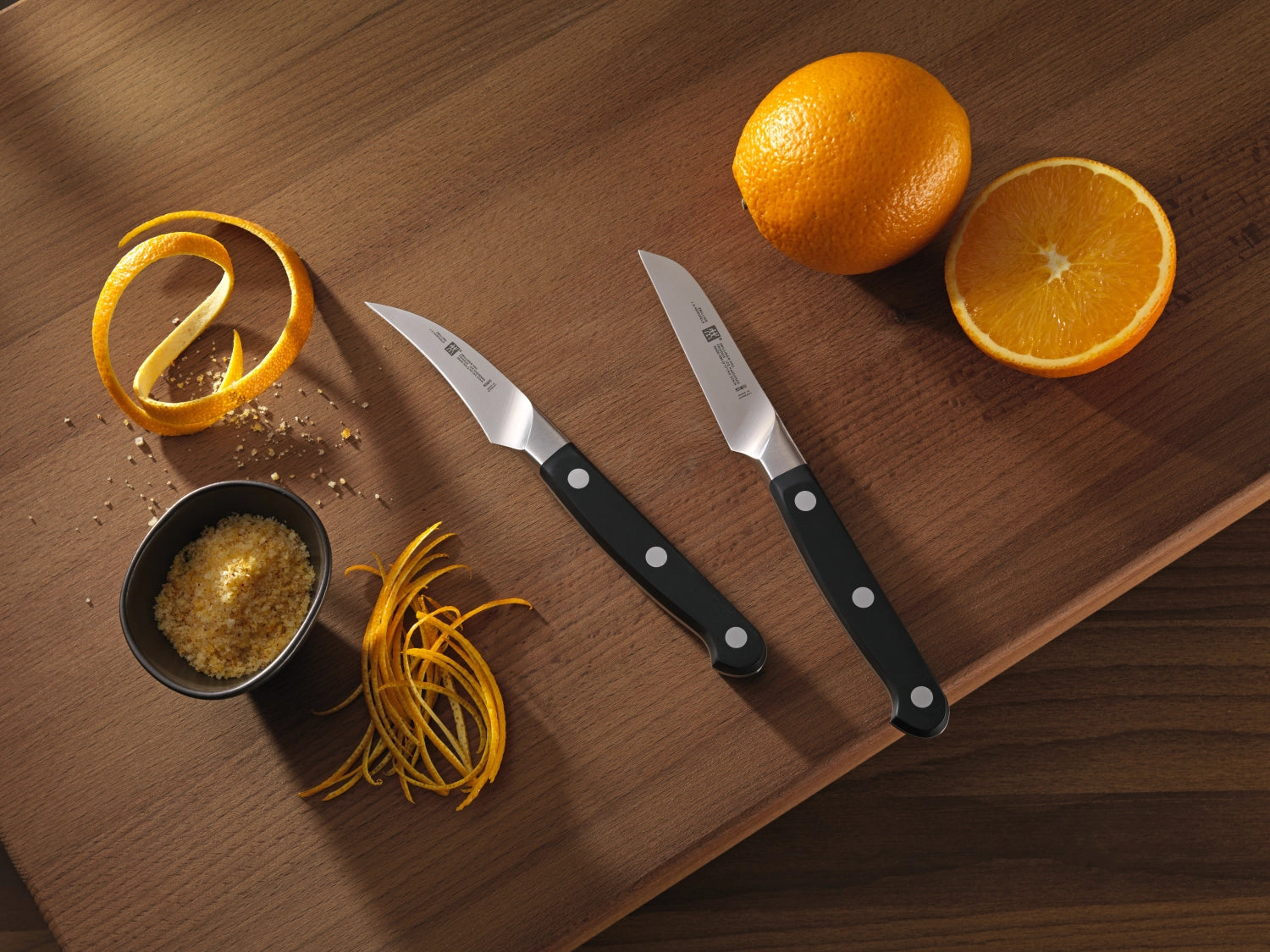 Entdecken Sie das Zwilling Pro Gemüsemesser 90 mm – Ihr perfekter Partner für präzises Schneiden von Gemüse und Obst. Hochwertige Verarbeitung trifft auf elegantes Design.