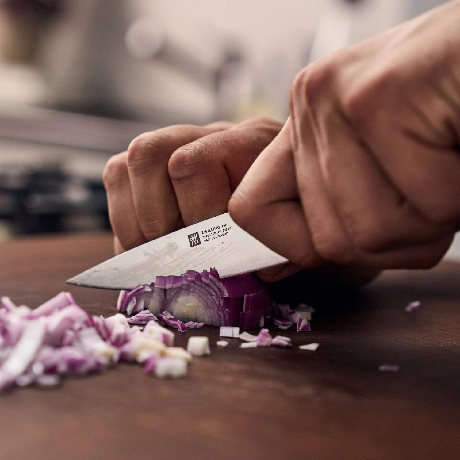 Erleben Sie mit dem Zwilling Pro Spick- und Garniermesser 100 mm höchste Präzision und Qualität für Ihre Küchenarbeiten.