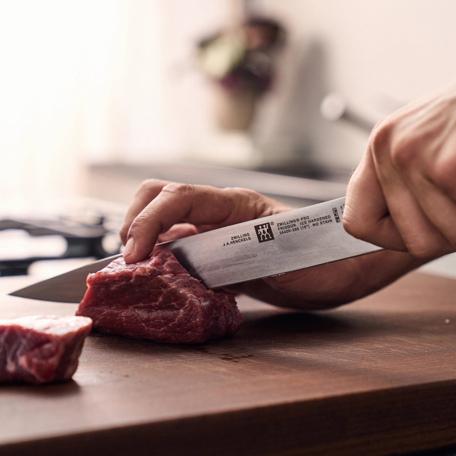 Erleben Sie das Zwilling Pro Kochmesser 260 mm: Hochwertige Klinge, komfortabler Griff und optimale Gewichtsverteilung für müheloses Schneiden.