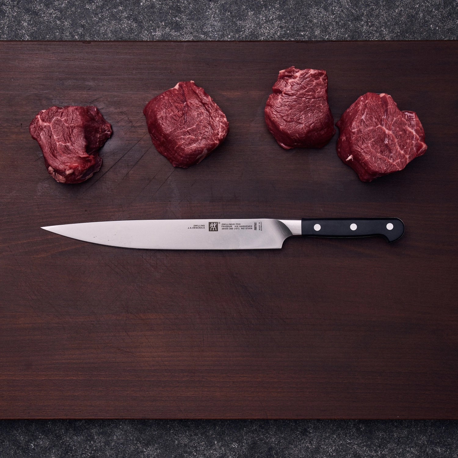 Erleben Sie das Zwilling Pro Kochmesser 260 mm: Hochwertige Klinge, komfortabler Griff und optimale Gewichtsverteilung für müheloses Schneiden.