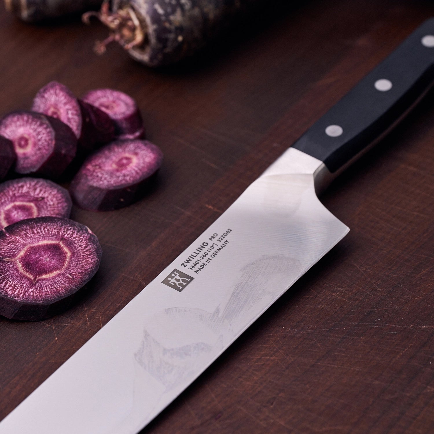 Erleben Sie das Zwilling Pro Kochmesser 260 mm: Hochwertige Klinge, komfortabler Griff und optimale Gewichtsverteilung für müheloses Schneiden.