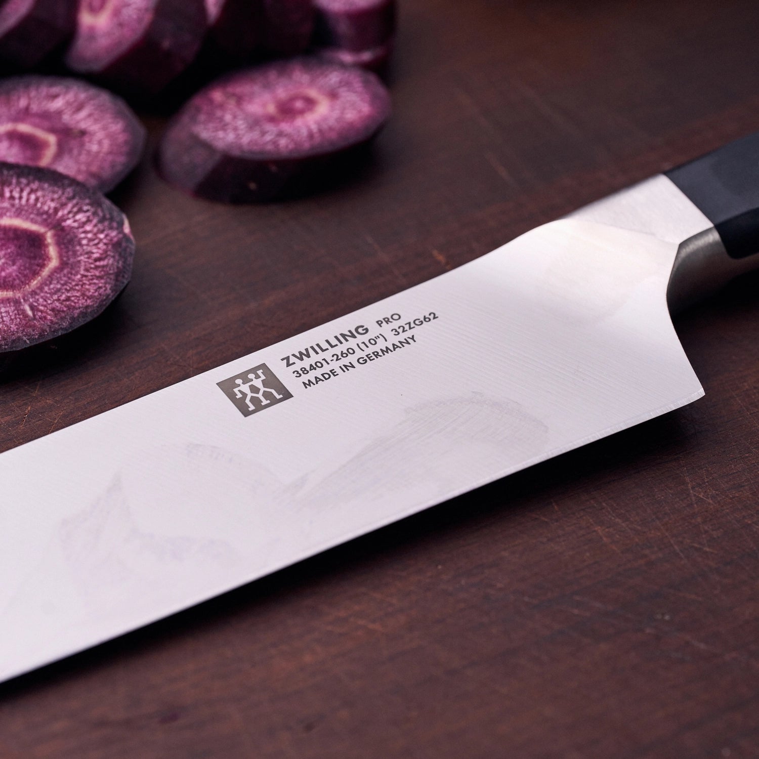 Erleben Sie das Zwilling Pro Kochmesser 260 mm: Hochwertige Klinge, komfortabler Griff und optimale Gewichtsverteilung für müheloses Schneiden.