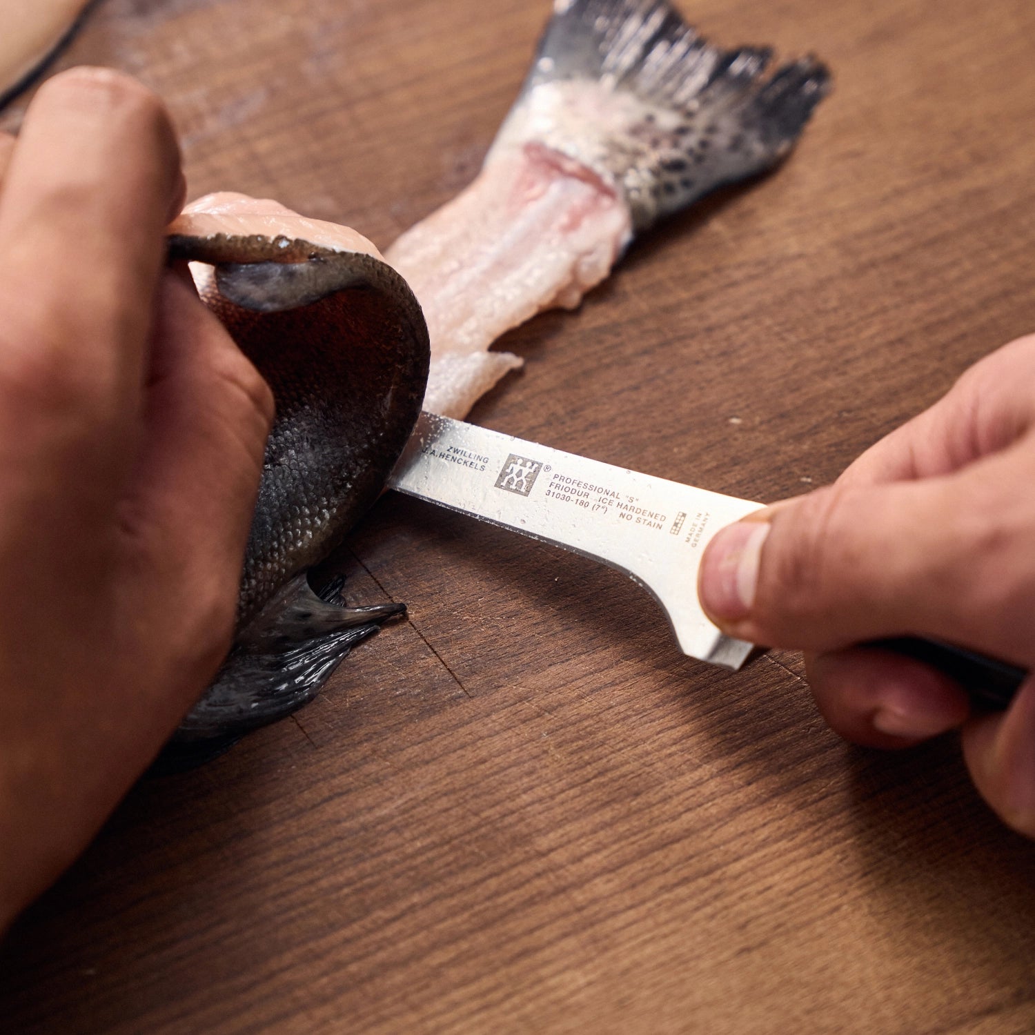 Entdecken Sie das Zwilling Pro Filetiermesser 180 mm – Ihr perfekter Partner für präzise Schnitte von Fisch und Fleisch. Hochwertiger Spezialstahl, ergonomisches Design und außergewöhnliche Schärfe garantieren beste Ergebnisse in der Küche.