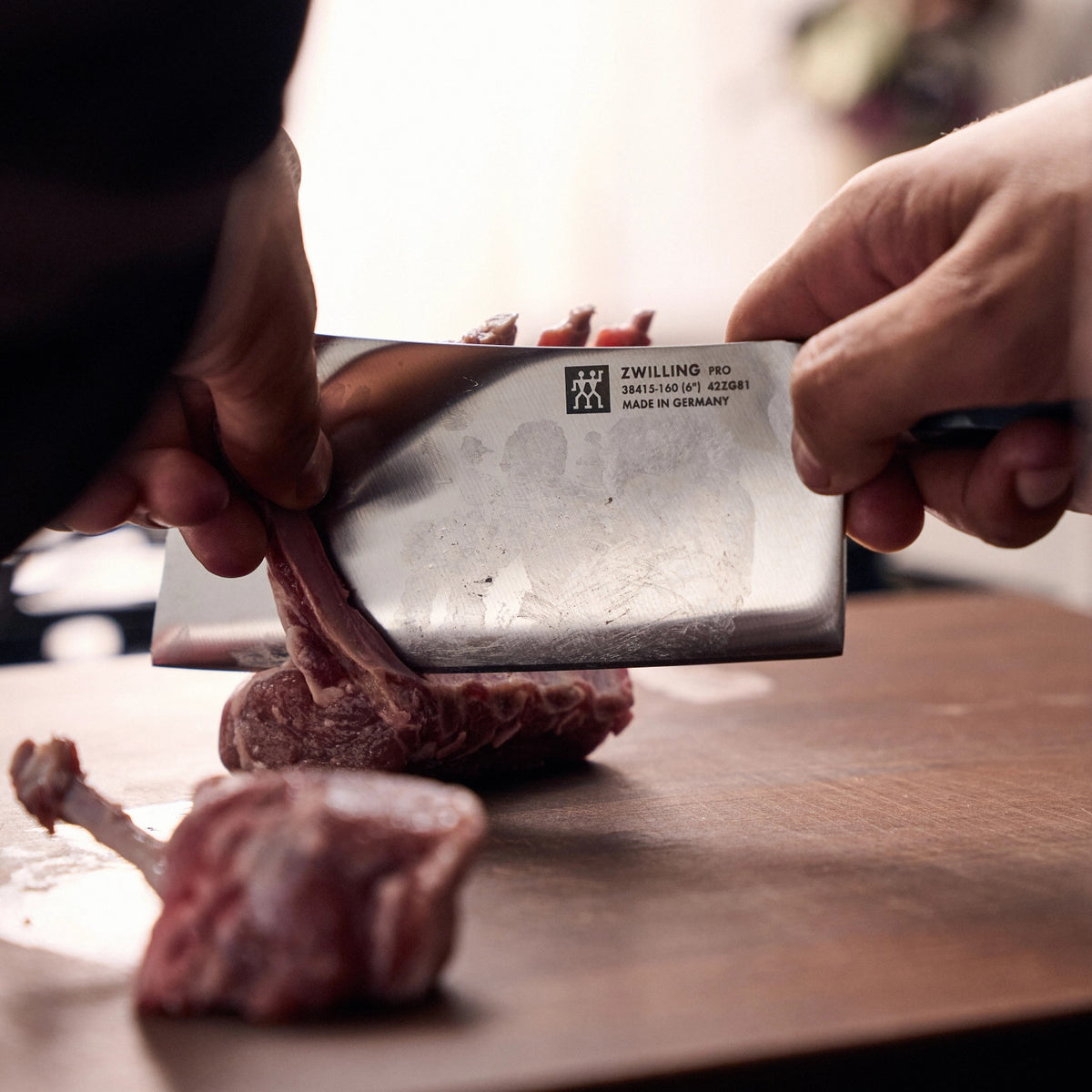 Zwilling Pro Hackmesser, 160 mm in Schwarz präsentiert im Onlineshop von KAQTU Design AG. Küchenmesser ist von Zwilling Kitchen