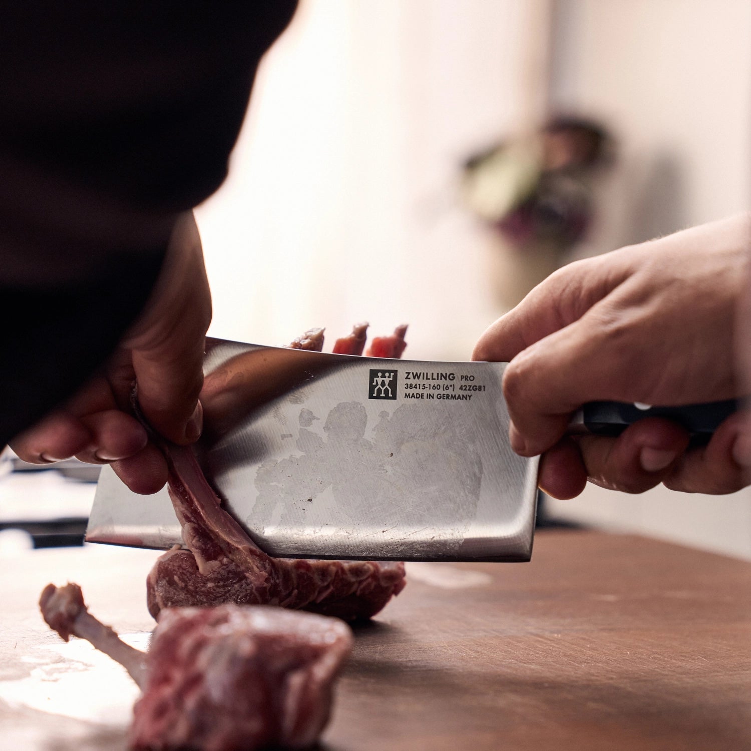 Erleben Sie das Zwilling Pro Hackmesser, 160 mm – ideal für präzises Zerkleinern von Fleisch und Gemüse. Qualität und Funktionalität vereint!
