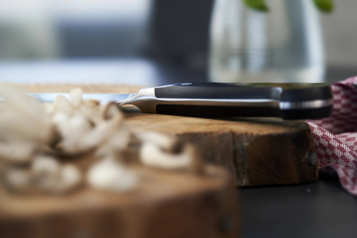 Zwilling Pro Chinesisches Kochmesser 180 mm in Schwarz präsentiert im Onlineshop von KAQTU Design AG. Küchenmesser ist von Zwilling Kitchen
