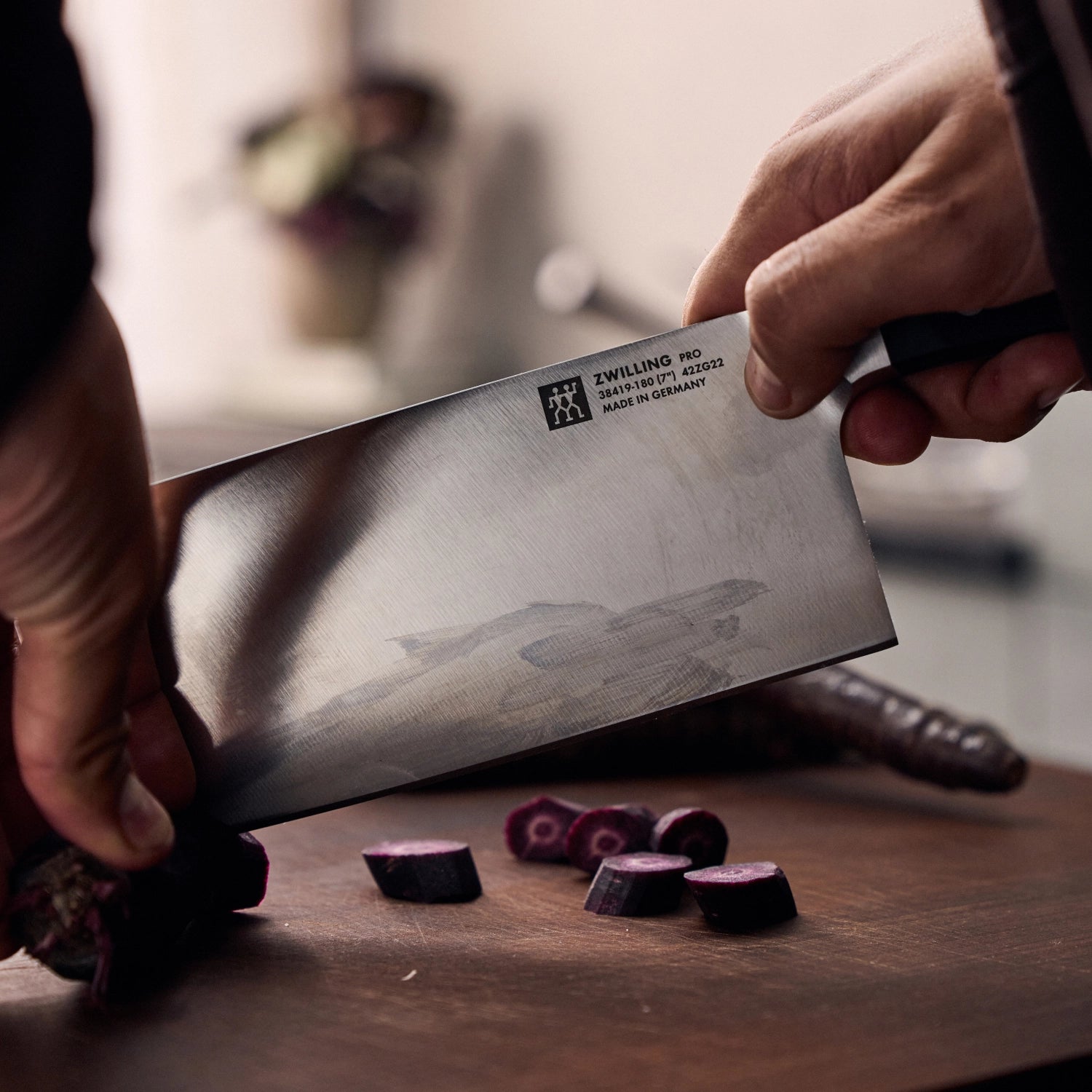 Das Zwilling Pro Chinesische Kochmesser 180 mm vereint Präzision und Tradition. Perfekt für feine Schnitte und vielseitige Anwendungen in der asiatischen Küche.