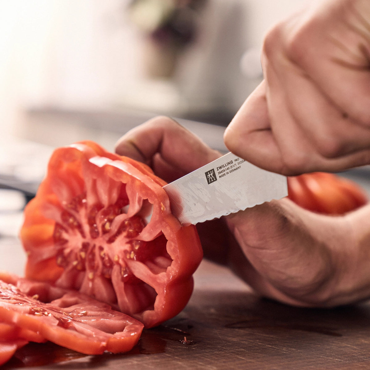 Zwilling Pro Ladies Knife Wellenschliff, 140 mm in Schwarz präsentiert im Onlineshop von KAQTU Design AG. Küchenmesser ist von Zwilling Kitchen