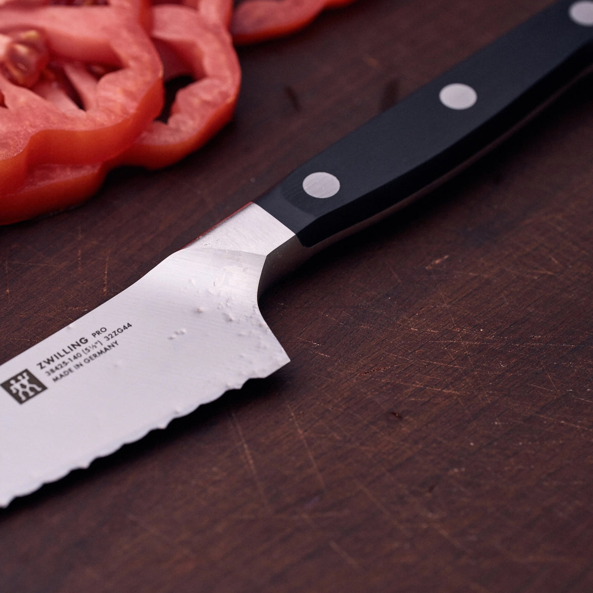 Zwilling Pro Ladies Knife Wellenschliff, 140 mm in Schwarz präsentiert im Onlineshop von KAQTU Design AG. Küchenmesser ist von Zwilling Kitchen