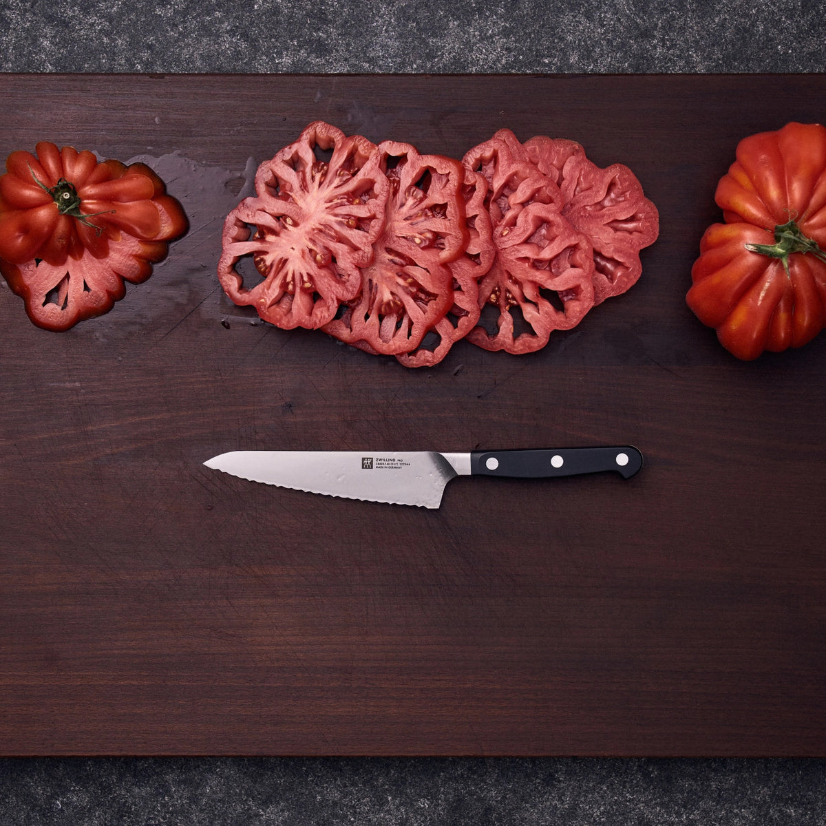 Zwilling Pro Ladies Knife Wellenschliff, 140 mm in Schwarz präsentiert im Onlineshop von KAQTU Design AG. Küchenmesser ist von Zwilling Kitchen