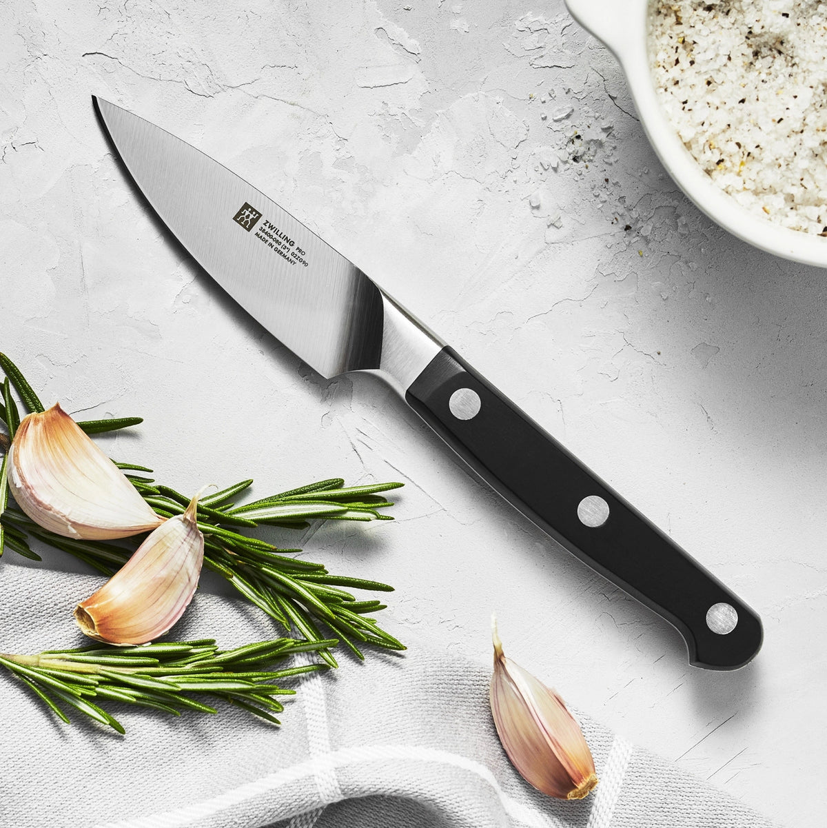 Zwilling Pro Messerset, 2-tlg. (Spick- & Kochmesser) in Schwarz präsentiert im Onlineshop von KAQTU Design AG. Küchenmesser ist von Zwilling Kitchen