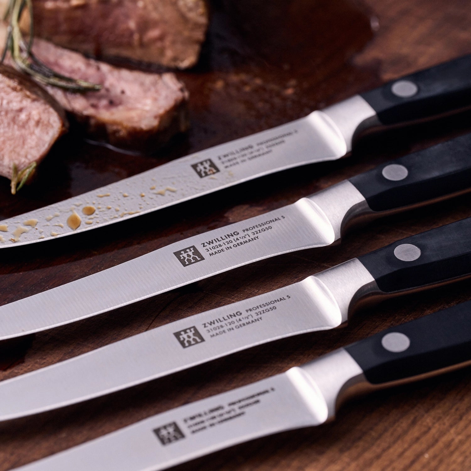 Hochwertiges 4er Set Steakmesser von Zwilling, präzise Klingen, ergonomisches Design, ideal für Steakliebhaber und Gastronomie.