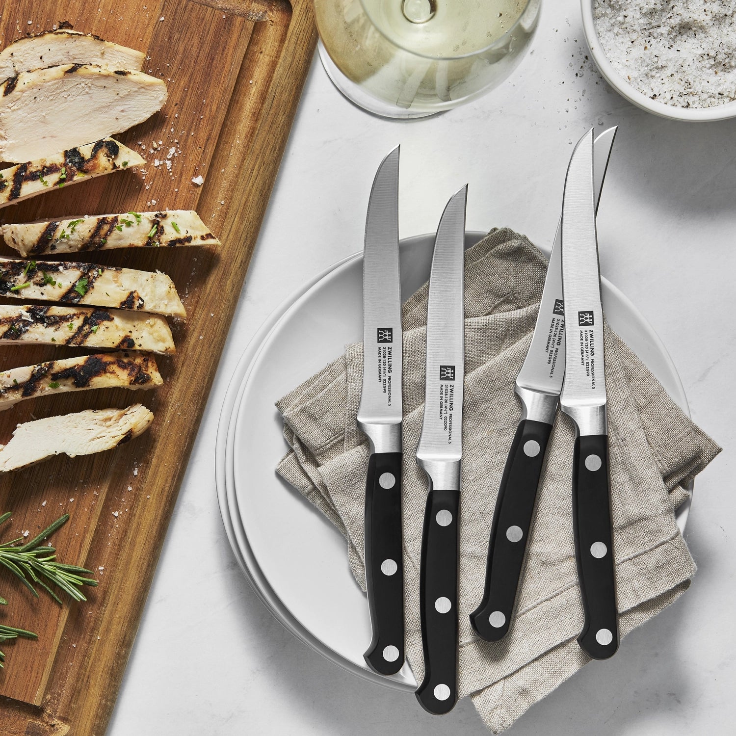 Entdecken Sie die Professional "S" Steakmesser von Zwilling: Scharfe, langlebige Klingen und ergonomische Griffe für ein unvergessliches Steak-Erlebnis.