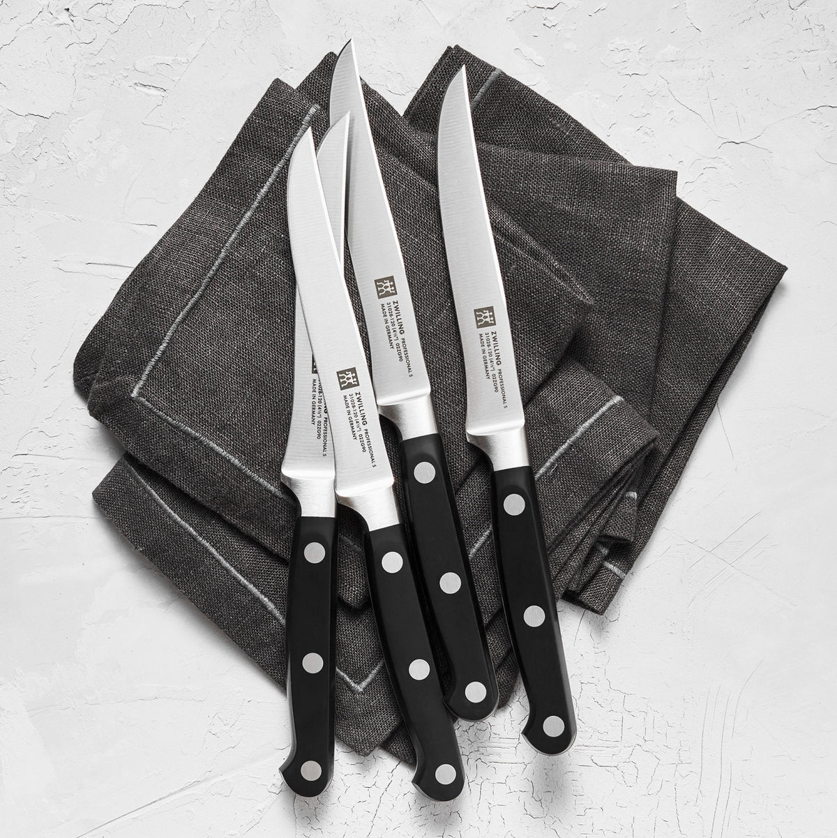 Professional "S" 4er Set Steakmesser in Schwarz präsentiert im Onlineshop von KAQTU Design AG. Küchenmesser ist von Zwilling Kitchen