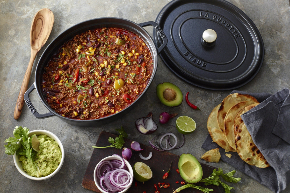Cocotte oval 3.2l in Schwarz präsentiert im Onlineshop von KAQTU Design AG. ist von Staub