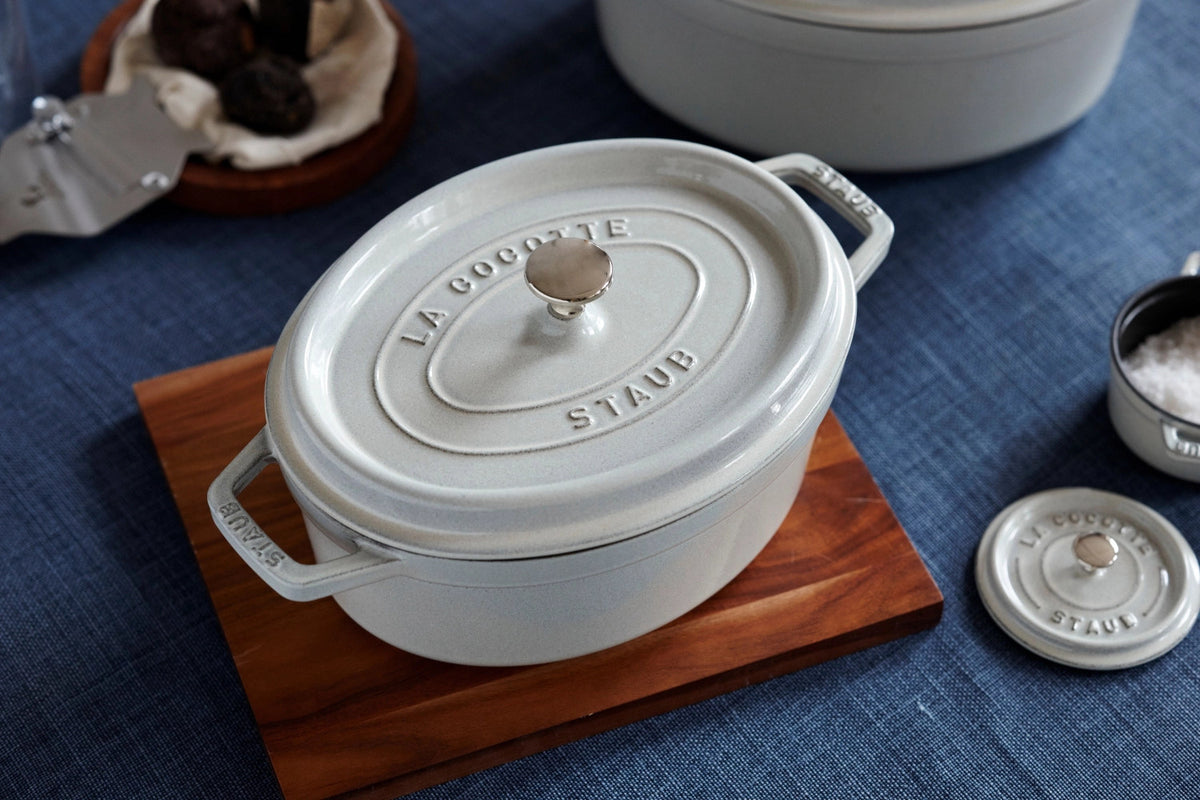 Cocotte oval 6.7l in Weiss präsentiert im Onlineshop von KAQTU Design AG. ist von Staub
