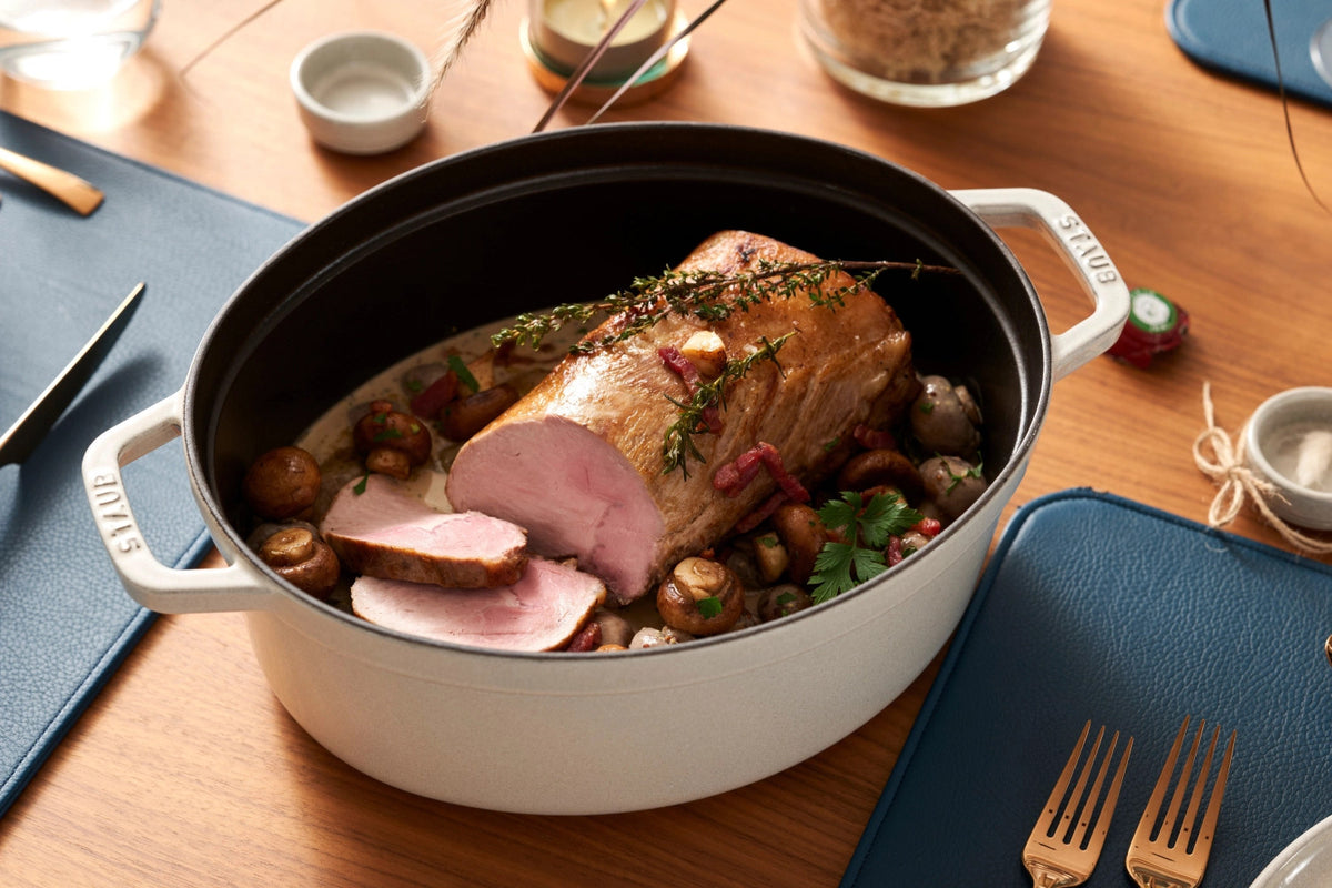 Cocotte oval 6.7l in Weiss präsentiert im Onlineshop von KAQTU Design AG. ist von Staub