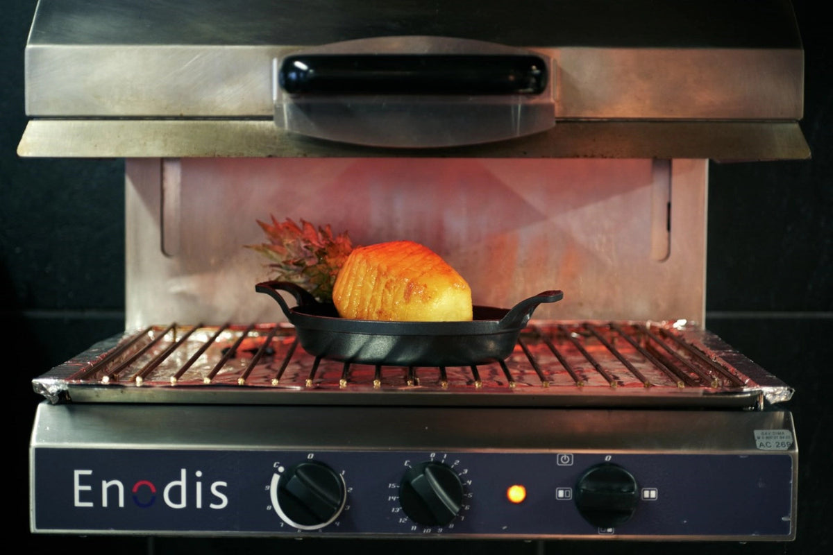 Auflaufform oval in Schwarz präsentiert im Onlineshop von KAQTU Design AG. ist von Staub