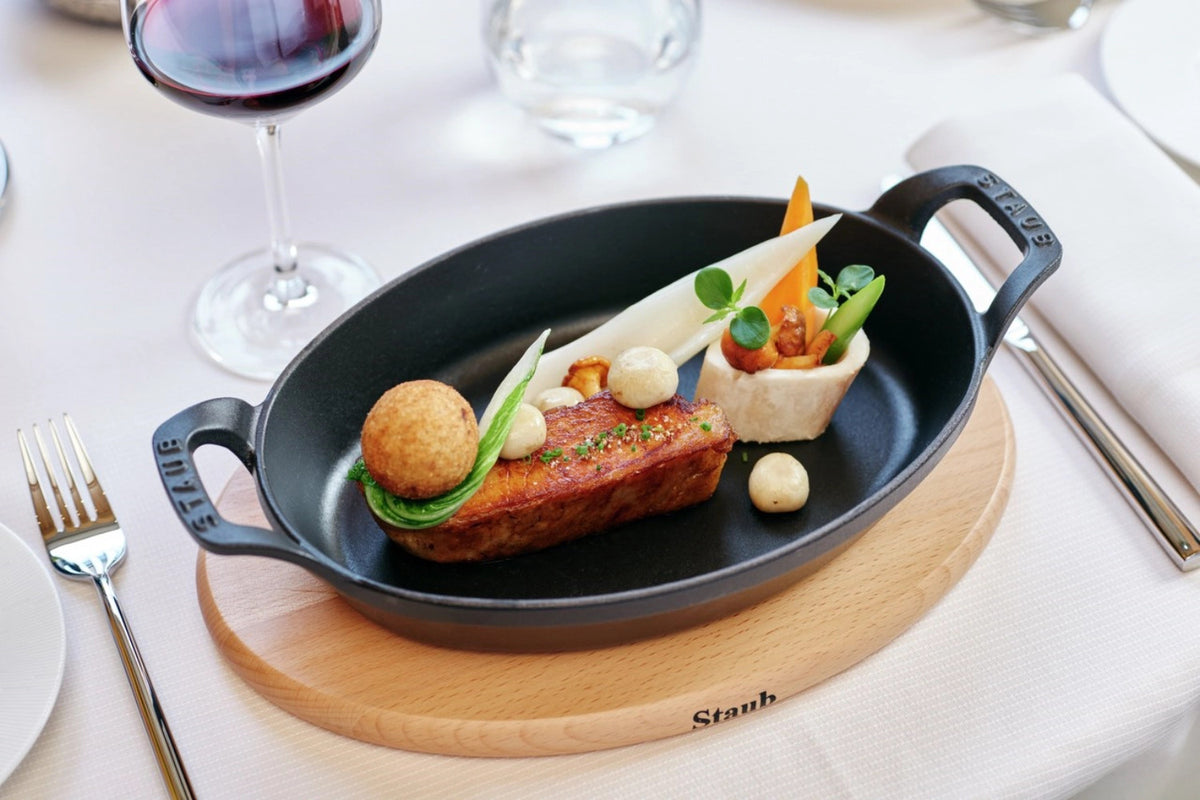 Auflaufform oval in Schwarz präsentiert im Onlineshop von KAQTU Design AG. ist von Staub