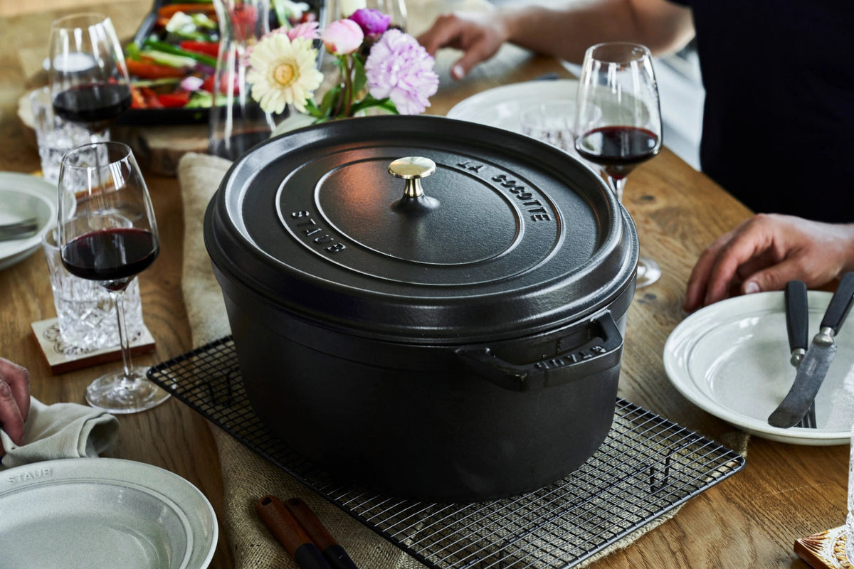 Cocotte oval 12l in Schwarz präsentiert im Onlineshop von KAQTU Design AG. ist von Staub
