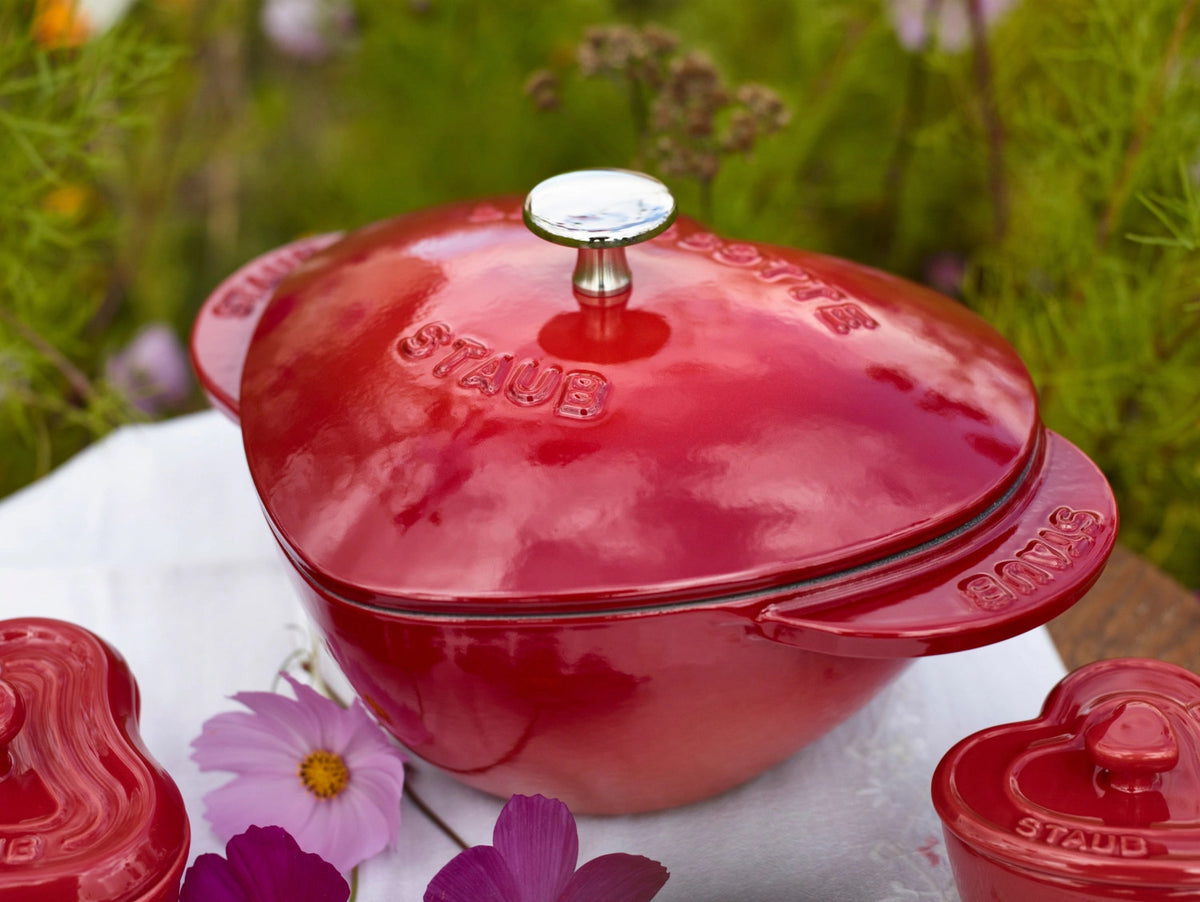 Cocotte rund 2.2l in Rot präsentiert im Onlineshop von KAQTU Design AG. ist von Staub