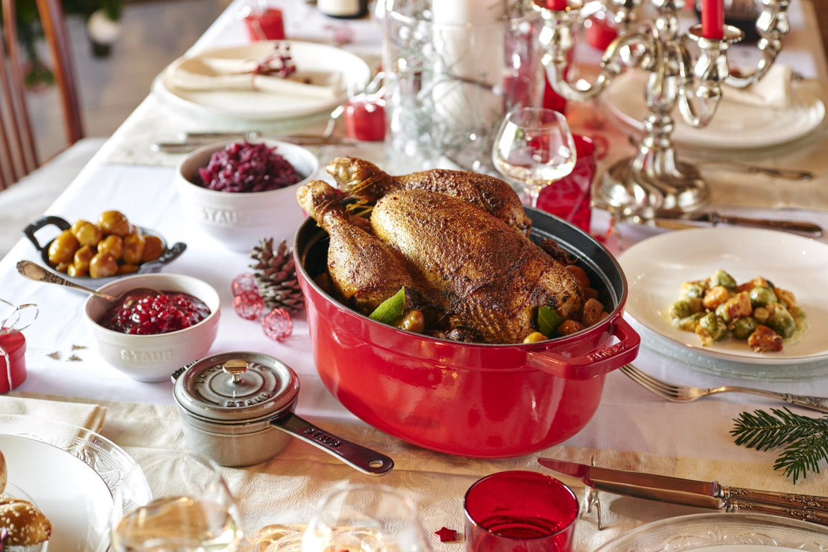 Cocotte oval 5.5l in Rot präsentiert im Onlineshop von KAQTU Design AG. ist von Staub