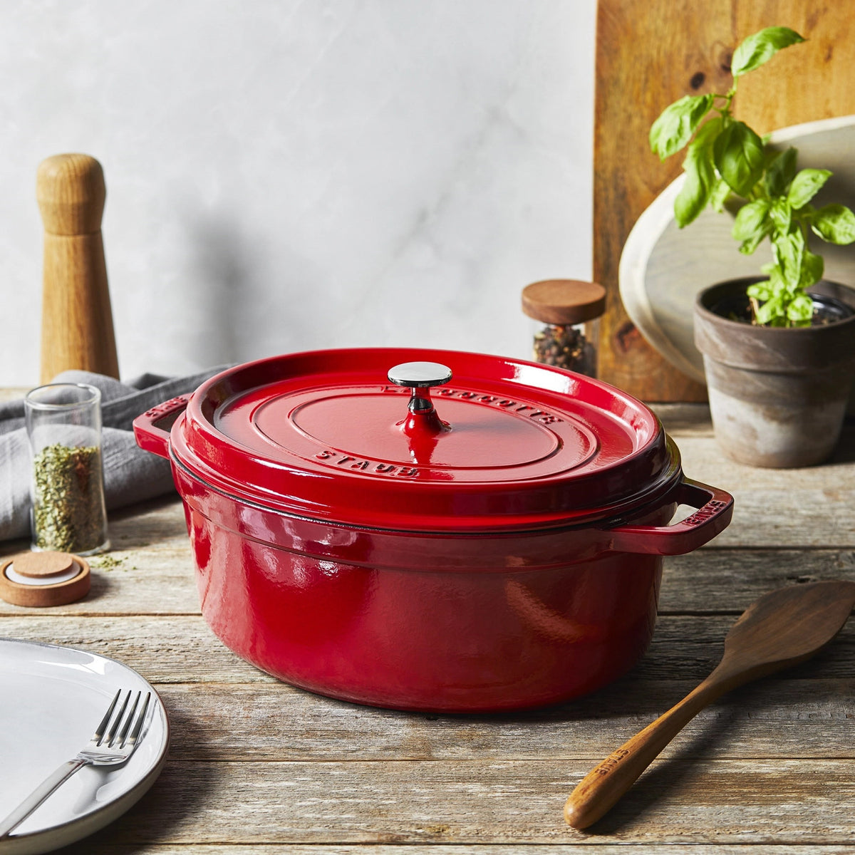 Cocotte oval 5.5l in Rot präsentiert im Onlineshop von KAQTU Design AG. ist von Staub