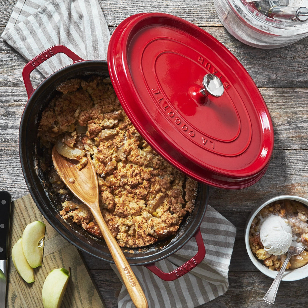 Cocotte oval 5.5l in Rot präsentiert im Onlineshop von KAQTU Design AG. ist von Staub