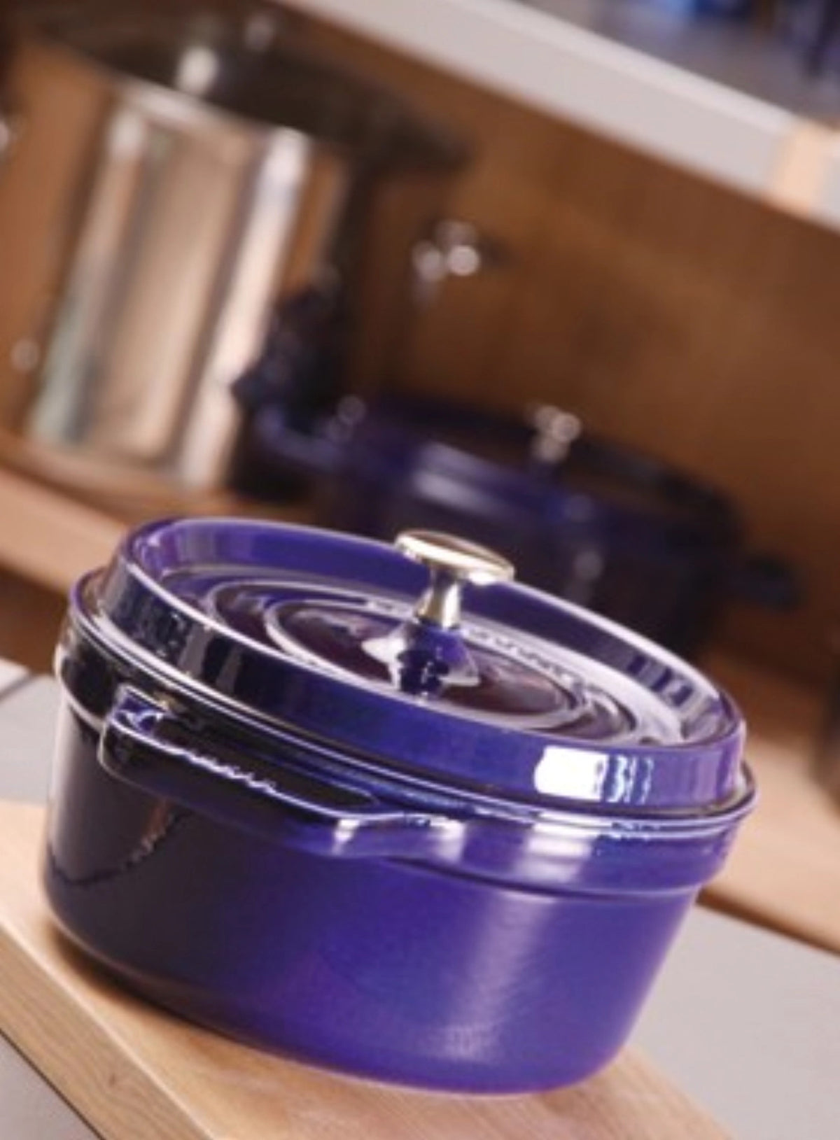 Cocotte 26 cm, rund, Dunkelblau, Gusseisen 5.25l in Blau präsentiert im Onlineshop von KAQTU Design AG. ist von Staub