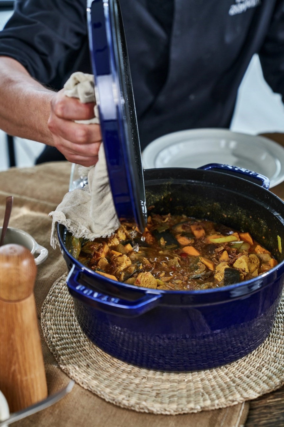 Cocotte 28 cm, rund, Dunkelblau, Gusseisen 6.7l in Blau präsentiert im Onlineshop von KAQTU Design AG. ist von Staub
