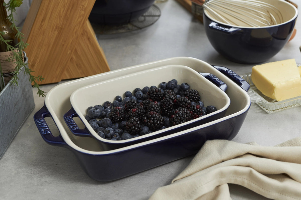 Auflaufform rechteckig in Blau präsentiert im Onlineshop von KAQTU Design AG. ist von Staub