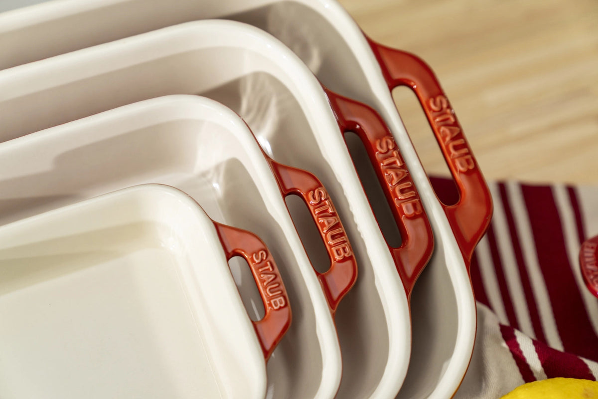 Auflaufform rechteckig in Rot präsentiert im Onlineshop von KAQTU Design AG. ist von Staub