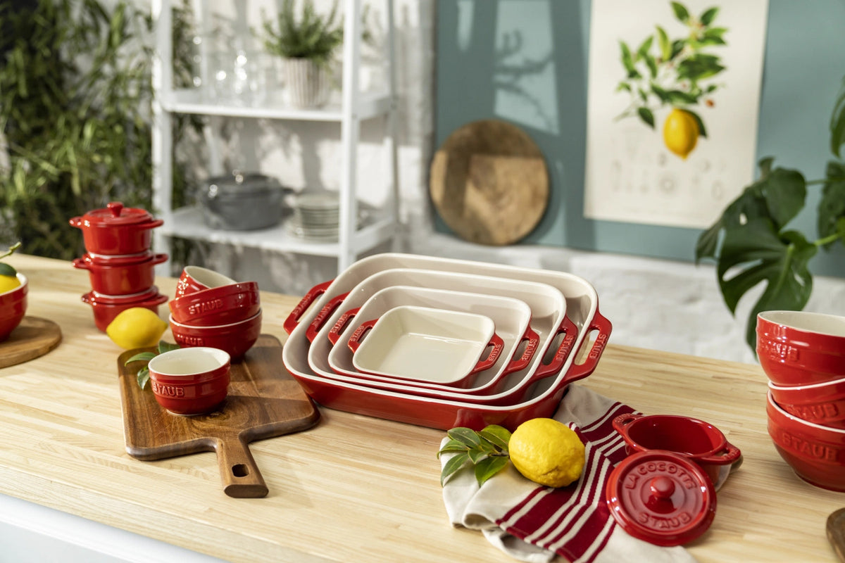 Auflaufform rechteckig in Rot präsentiert im Onlineshop von KAQTU Design AG. ist von Staub